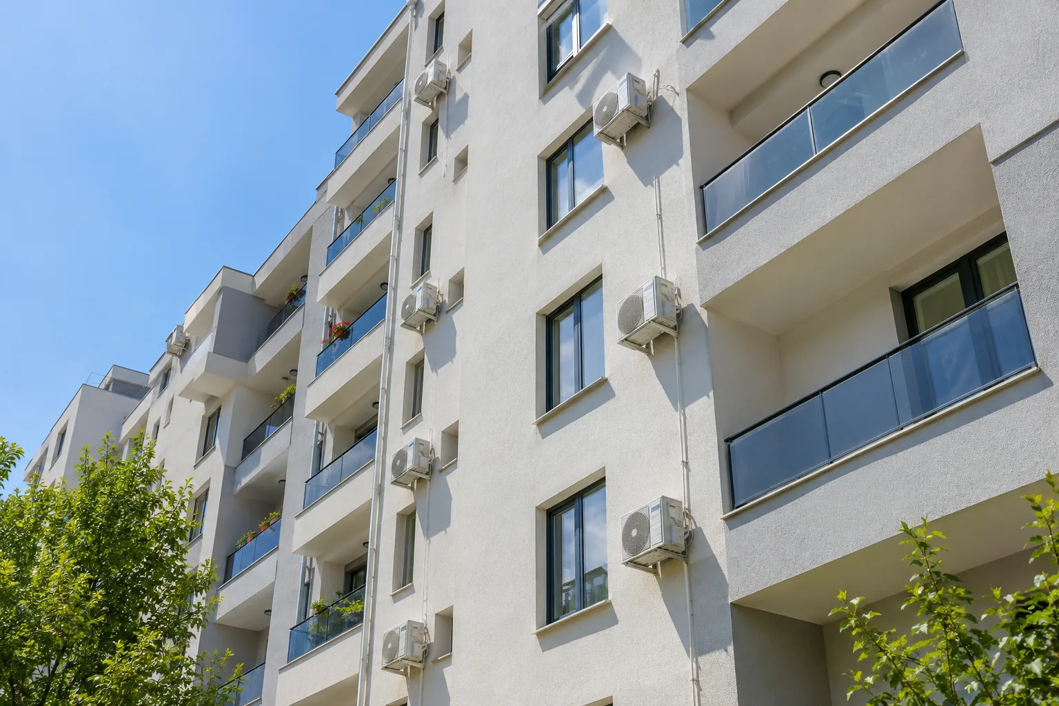 Aparate exterioare pe fatada unui bloc
