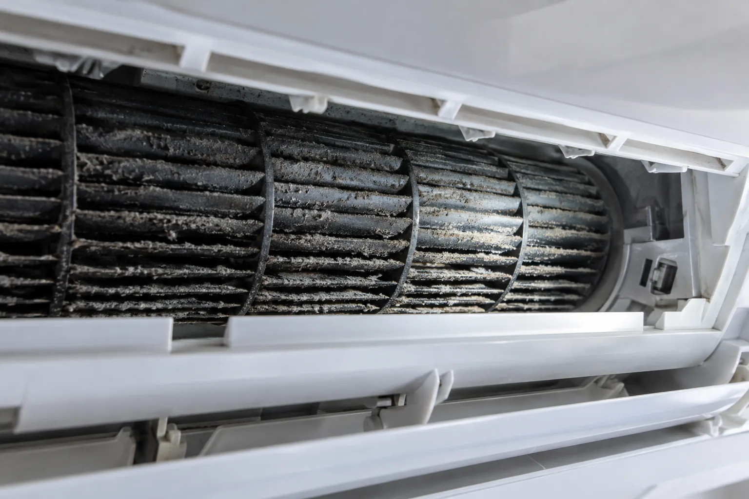 Grila si ventilatorul unei unitati deschise
